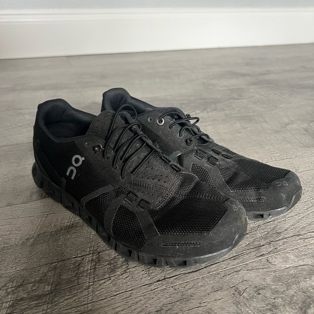 On Running Black Athletic Shoes Sleek Design